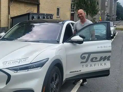 Bil fra Tempo Trafikkskole – Kjøreskole i Oslo, Lillestrøm og på Svalbard
